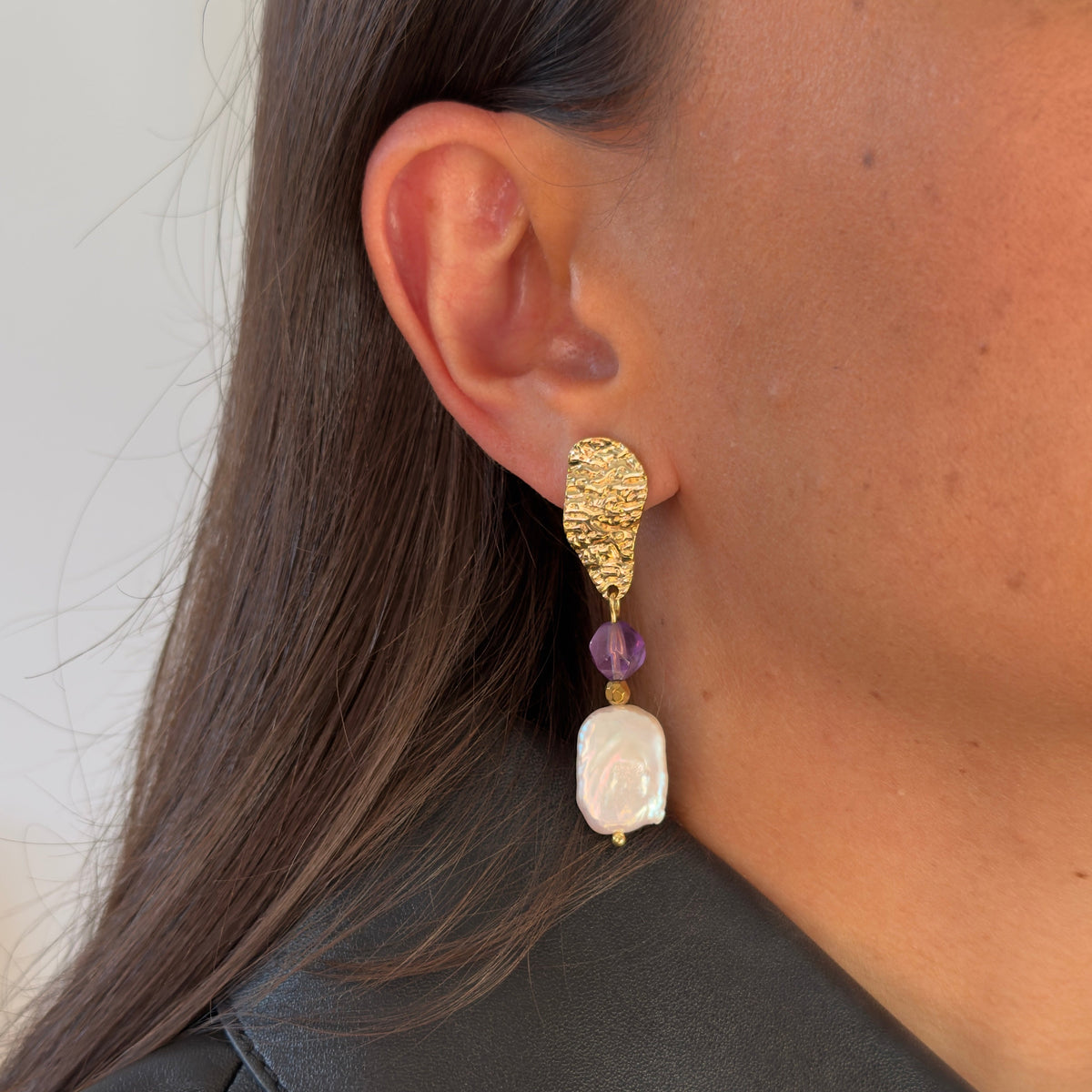 Pendientes de amatista y perlas de agua dulce — martillados
