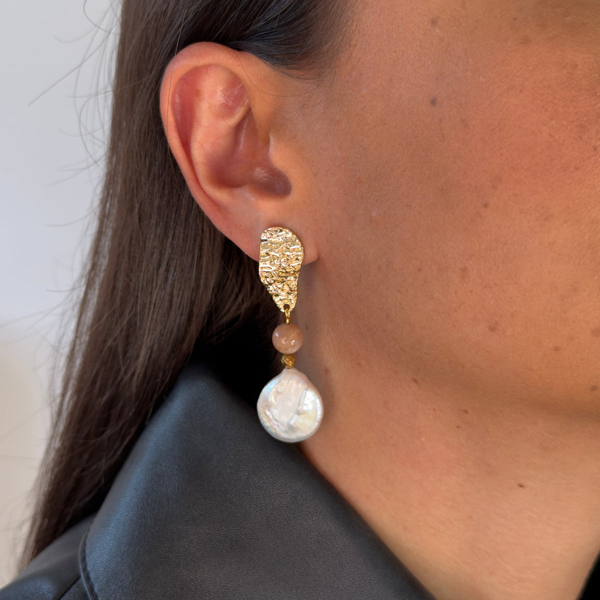 Boucles d'oreilles pierre de soleil & perles d'eau douce — martelées