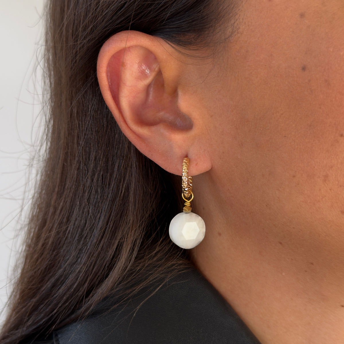 Boucles d'oreilles pierre de lune grande ronde plate — anneaux ciselés