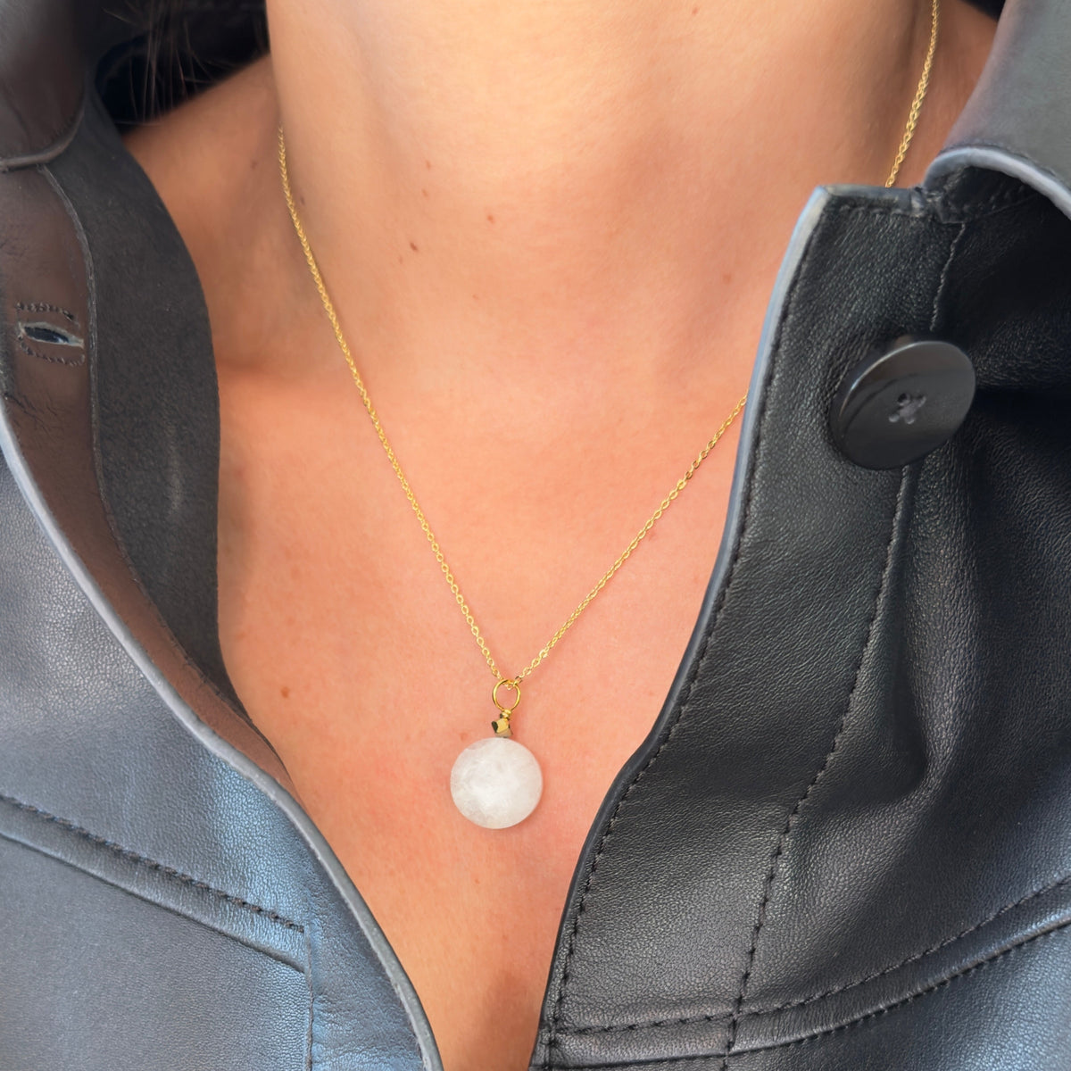 Collier pendentif pierre de lune — chaîne plaquée or