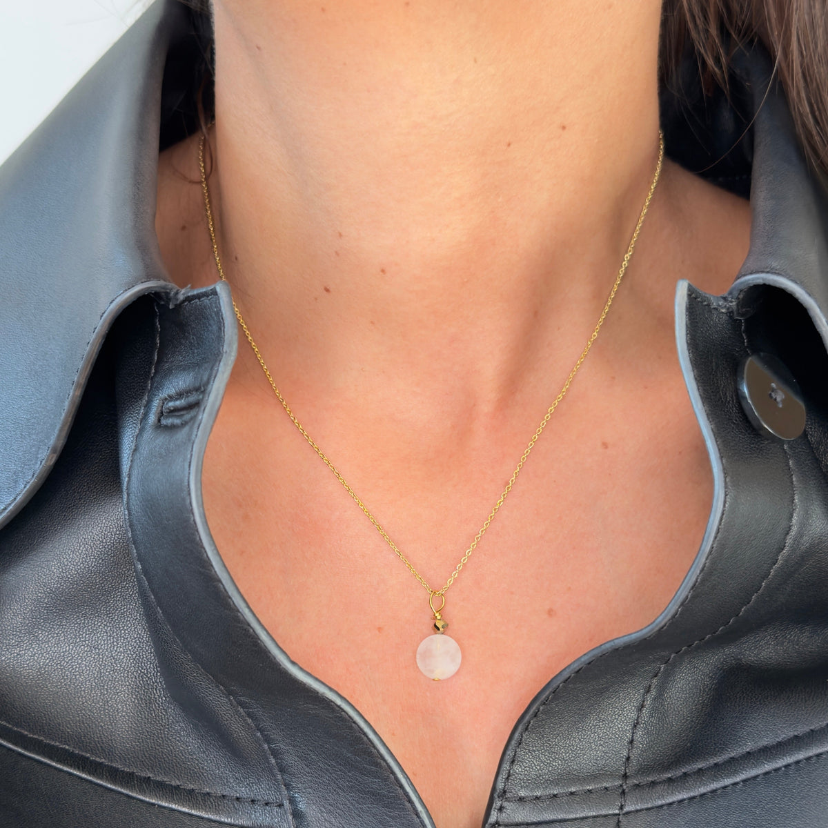Collar con colgante de piedra lunar pequeña, redonda y plana, y hematita dorada — cadena chapada en oro