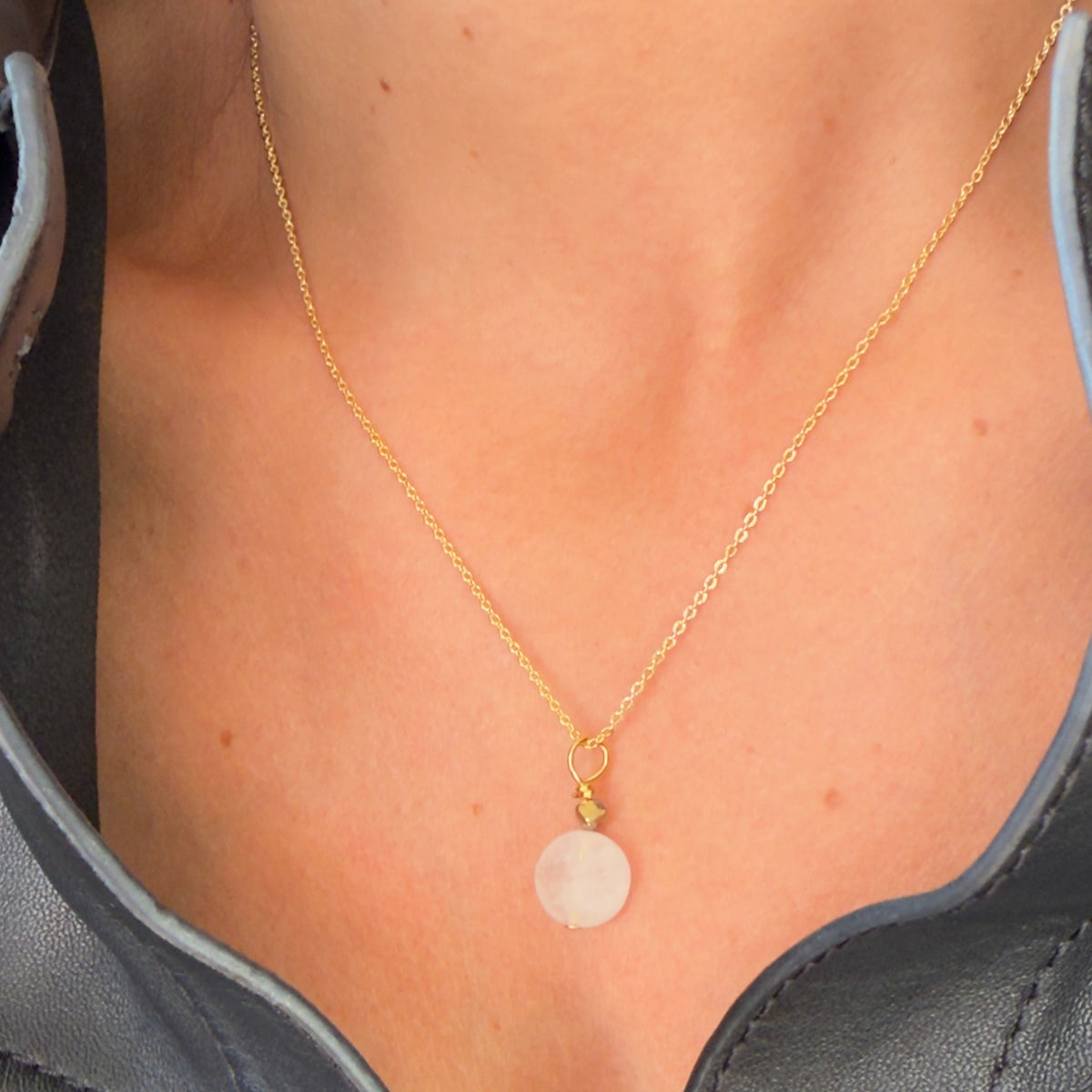 Collar con colgante de piedra lunar pequeña, redonda y plana, y hematita dorada — cadena chapada en oro