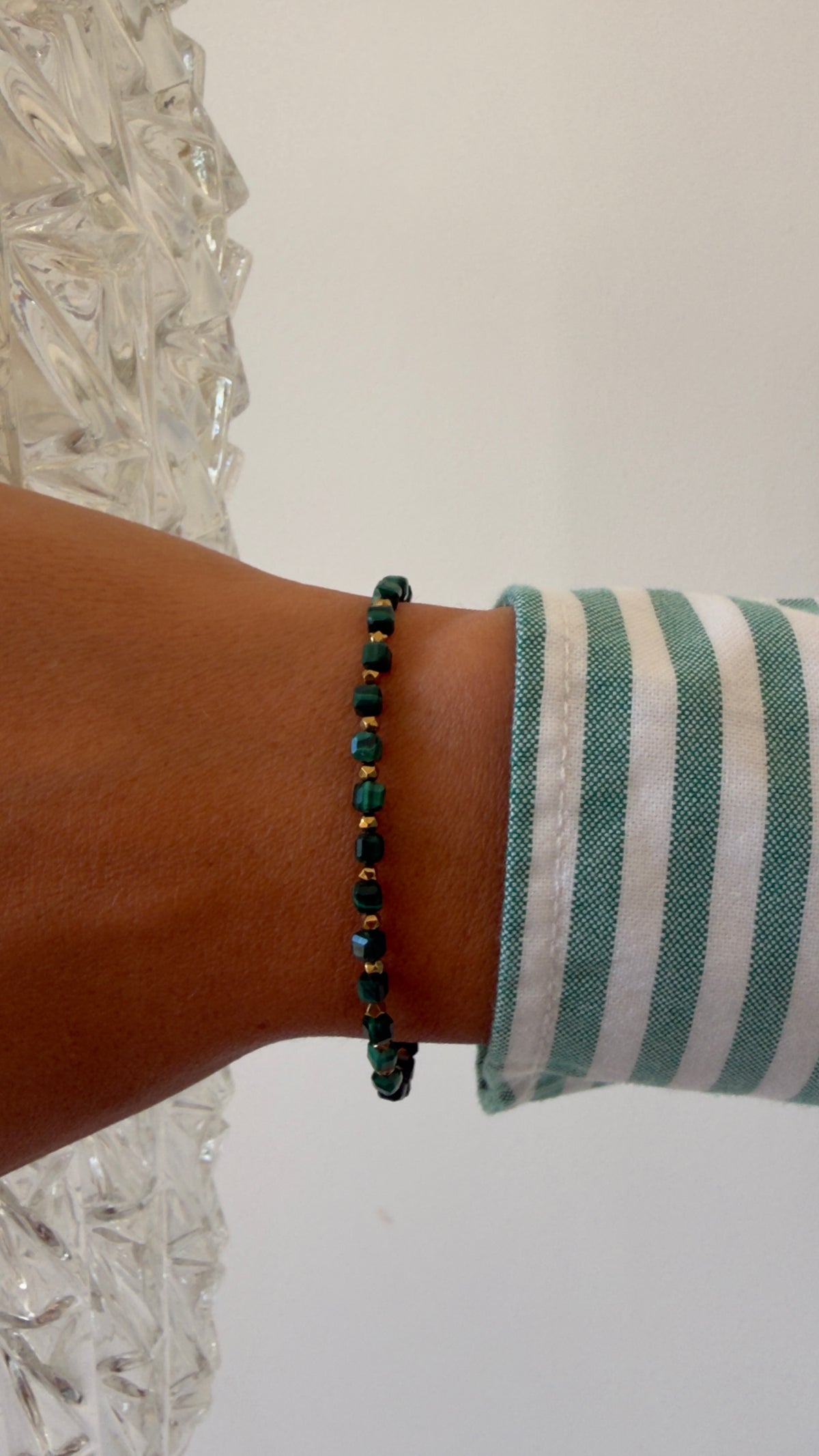 Pulsera de malaquita: cubos facetados de 3 mm y hematita dorada