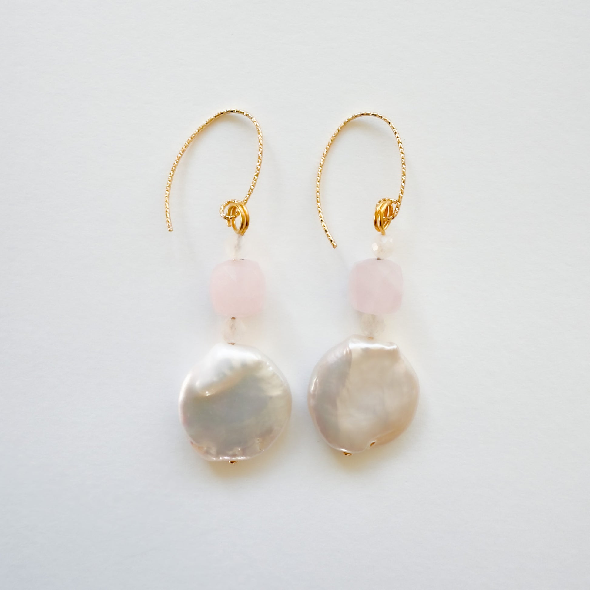 Boucle d'oreille Perle d'eau douce/Quartz Rose/Attache Torsadée