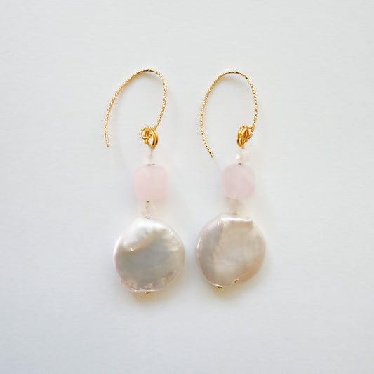 Boucle d'oreille Perle d'eau douce/Quartz Rose/Attache Torsadée
