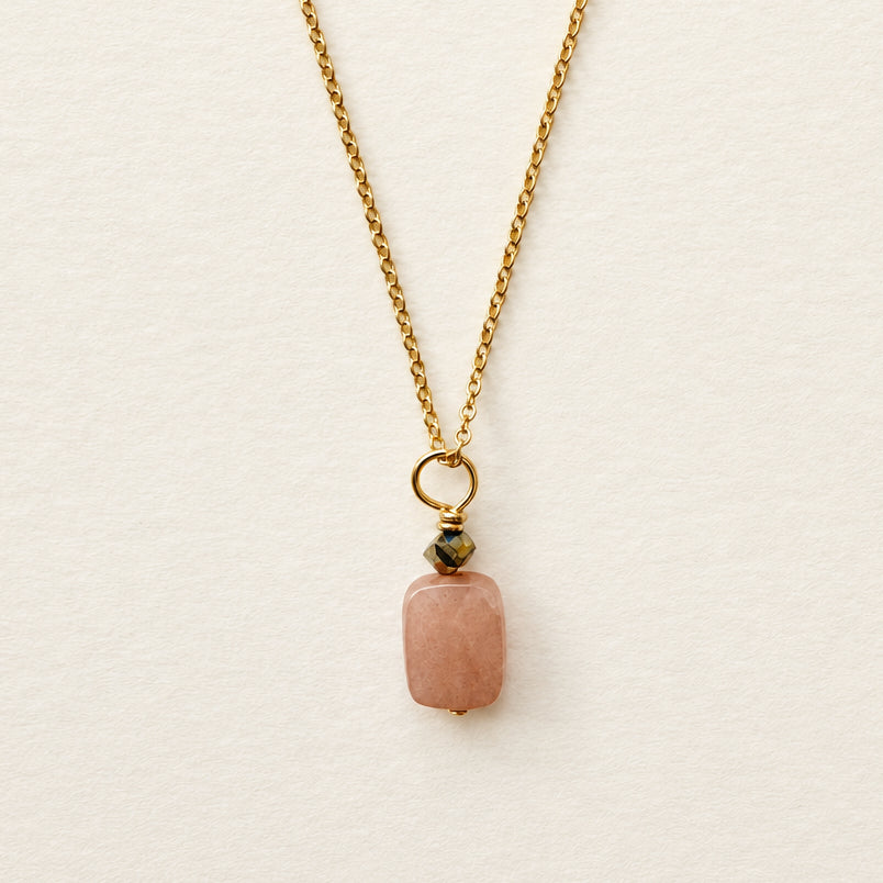 Collier pendentif pierre de soleil rectangle & hématite dorée — chaîne plaquée or