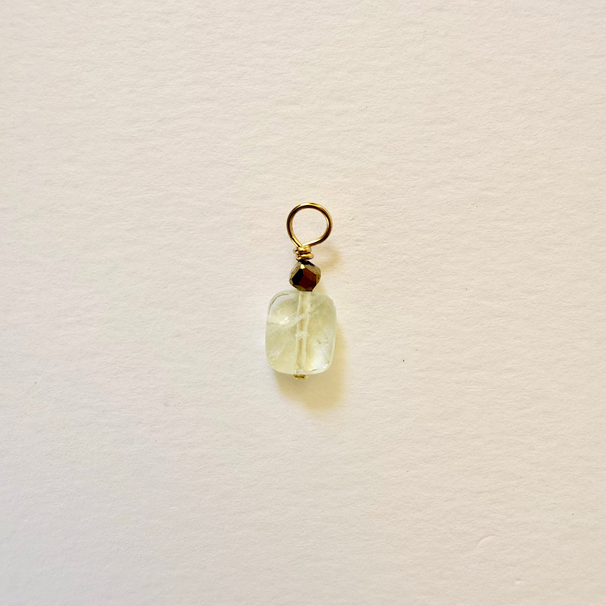 Charm de cristal verde — rectángulo facetado