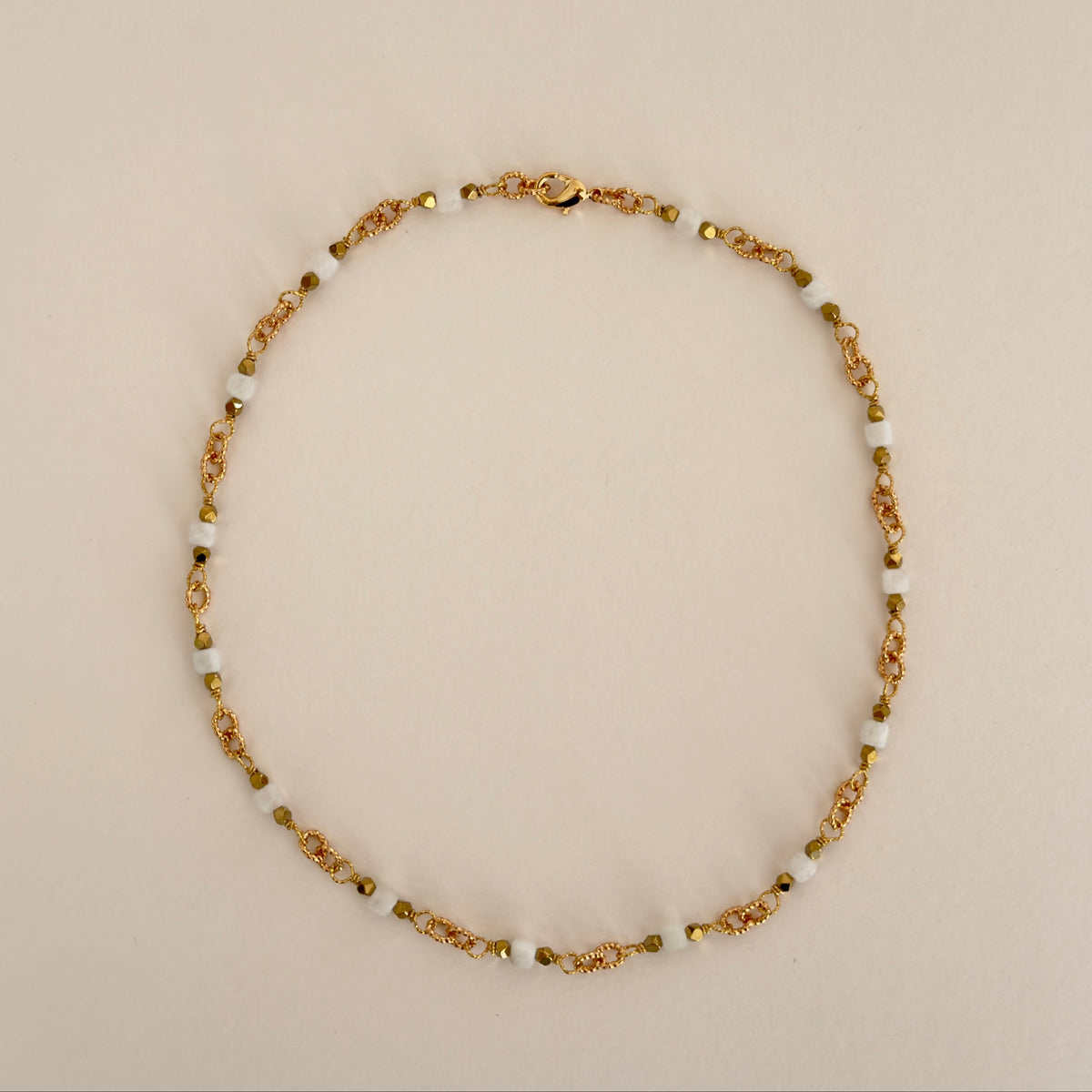 Collier chaîne pierre de lune, perles 4 mm, plaqué or 43 cm — RÉALISE Paris