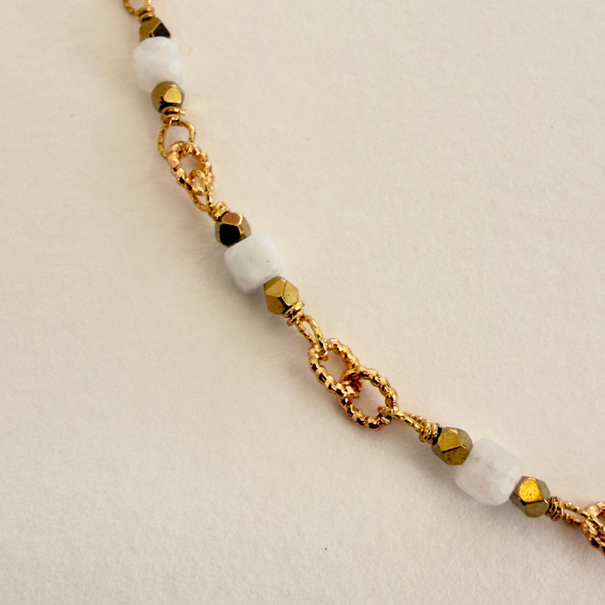 Collier chaîne pierre de lune, perles 4 mm, plaqué or 43 cm — RÉALISE Paris
