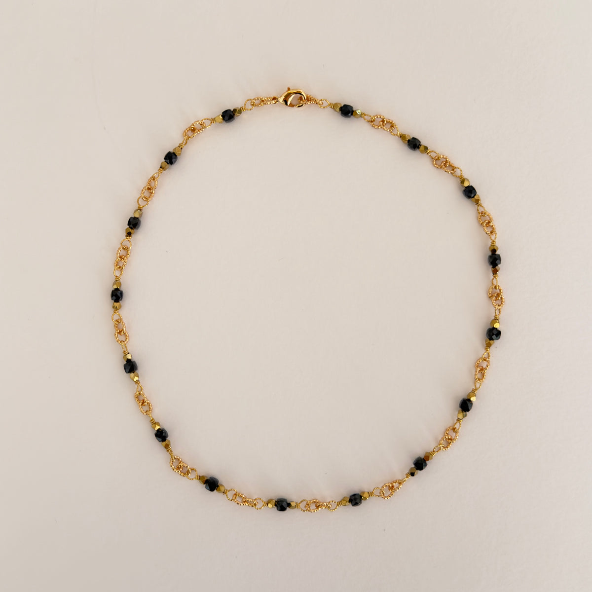 Collier chaîne onyx, perles 4 mm, plaqué or 43 cm — RÉALISE Paris