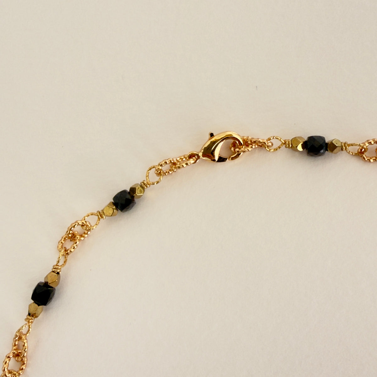 Collier chaîne onyx, perles 4 mm, plaqué or 43 cm — RÉALISE Paris