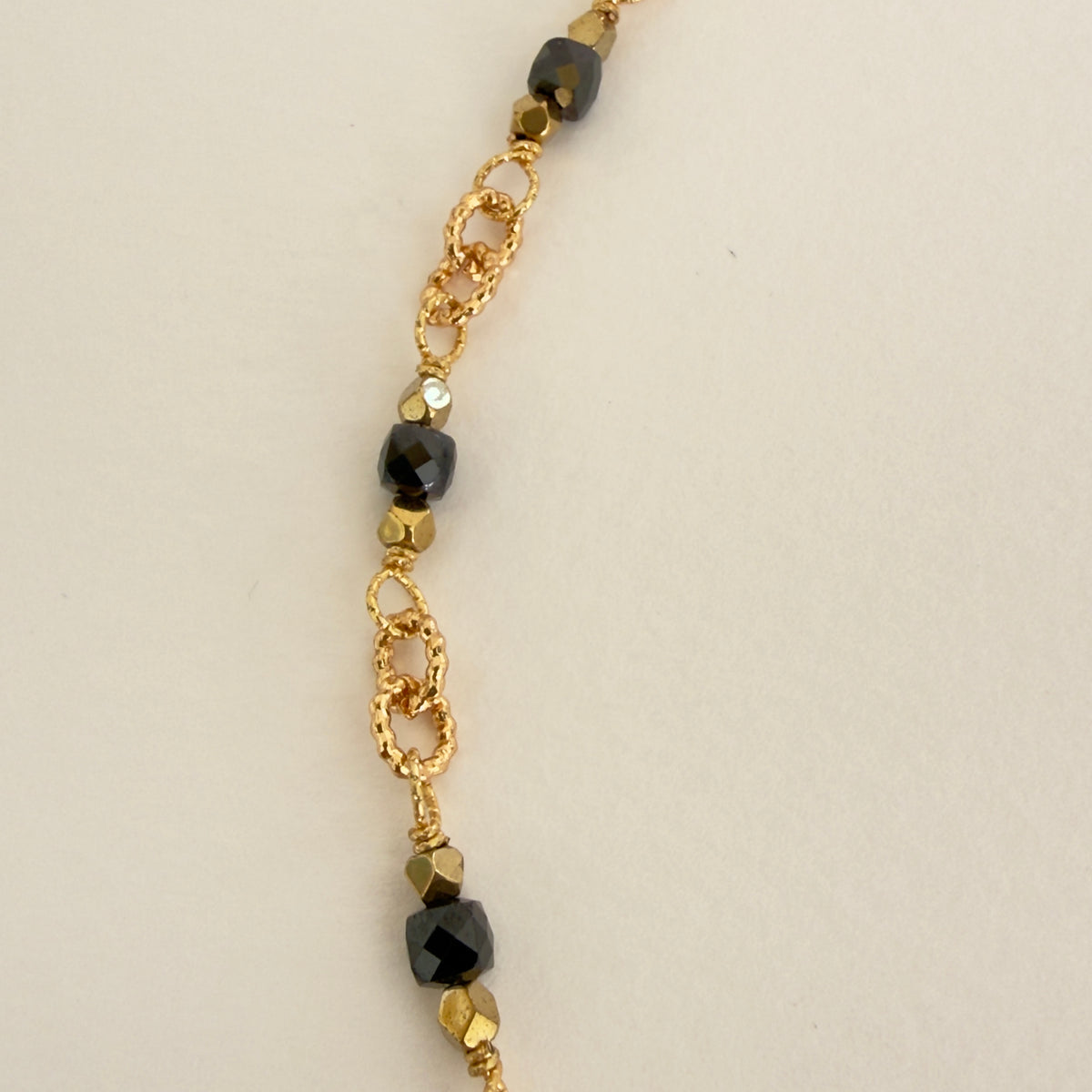 Collier chaîne onyx, perles 4 mm, plaqué or 43 cm — RÉALISE Paris