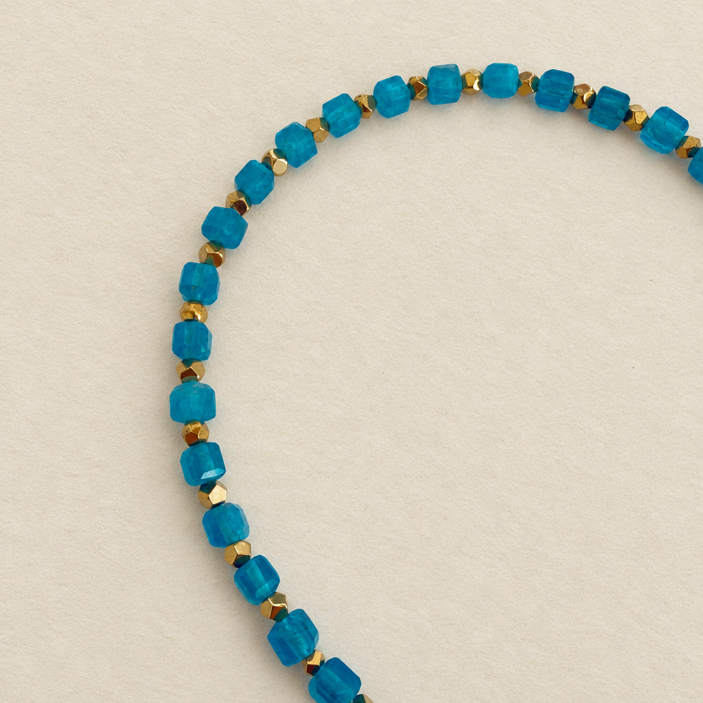 Pulsera de apatita: cubos facetados de 3 mm y hematita dorada