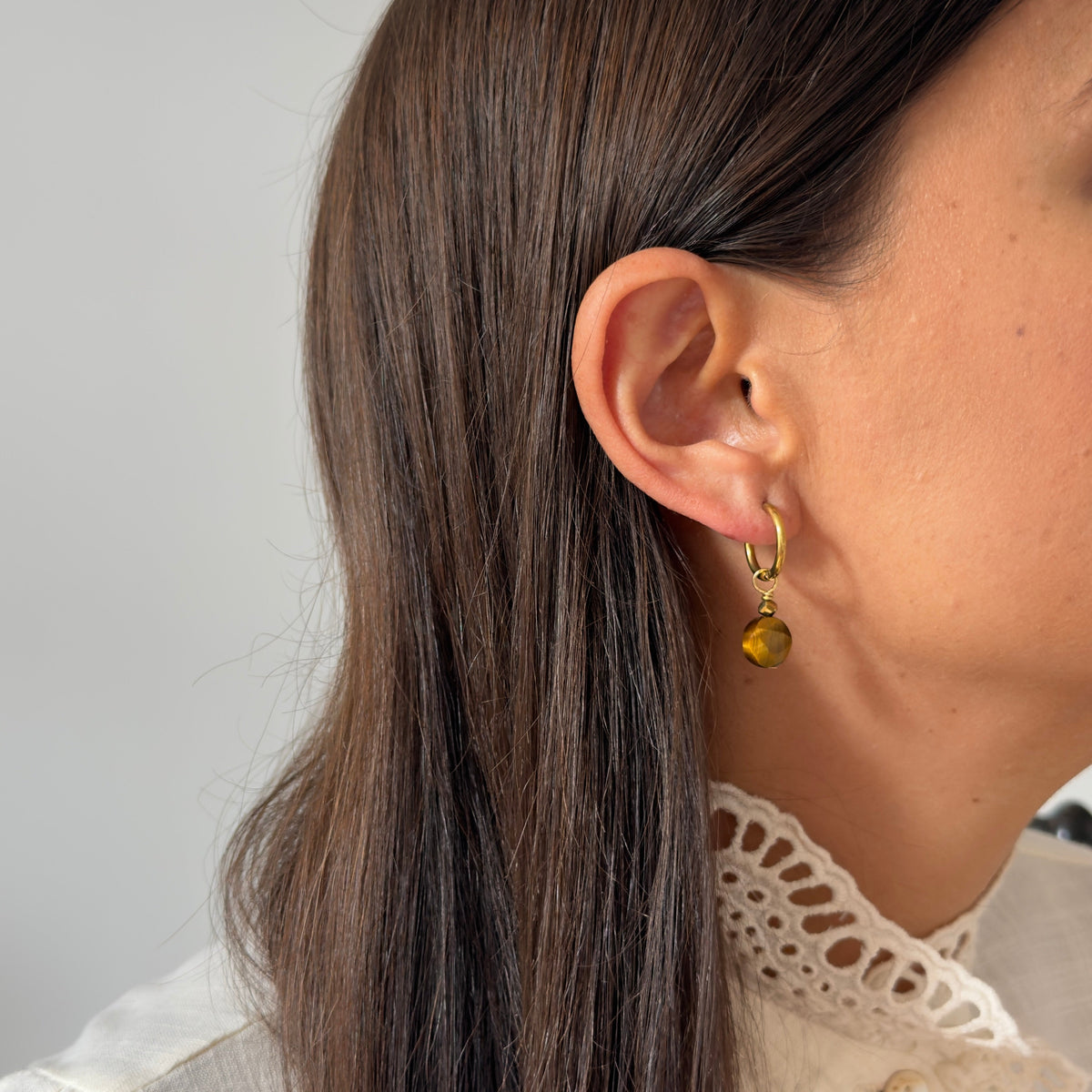 Boucles d'oreilles œil de tigre ronde facettée — anneaux plaqués or