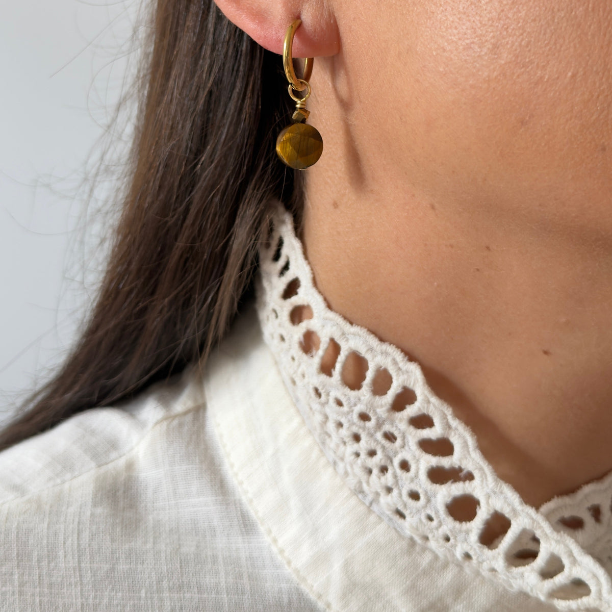 Boucles d'oreilles œil de tigre ronde facettée — anneaux plaqués or