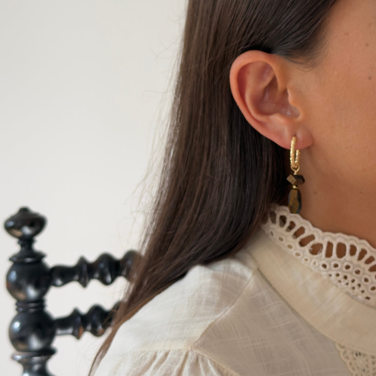 Boucles d'oreilles œil de tigre rectangle & nugget — anneaux ciselés ronds