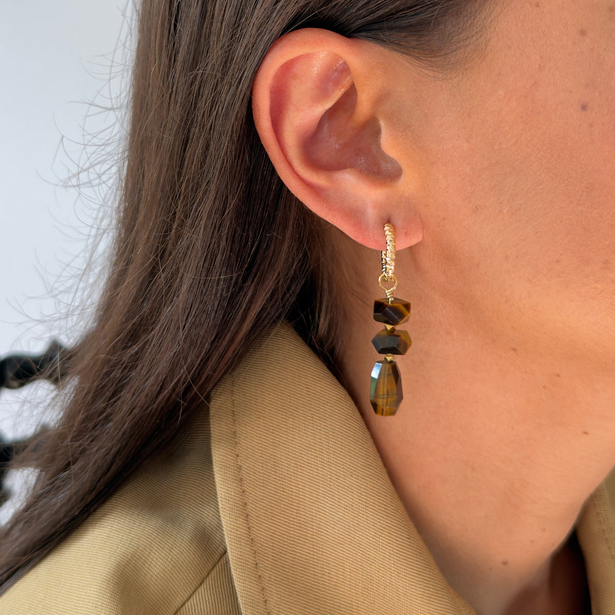 Boucles d'oreilles œil de tigre empilé — anneaux ciselés