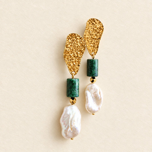 Boucles d'oreilles émeraude & perle keshi — attache martelée