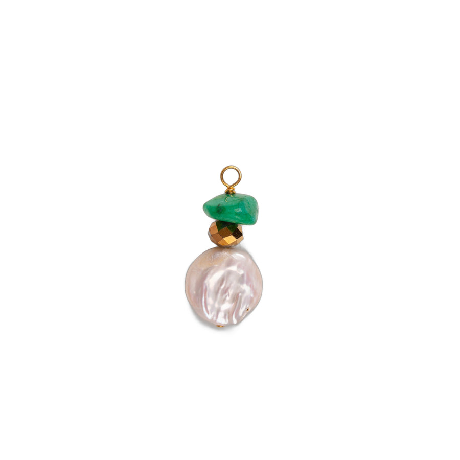 Charms perle de culture ronde et pierre irrégulière verte