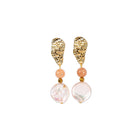 Boucles d’oreilles en pierre de soleil naturelle et perles d’eau douce – Attaches martelées