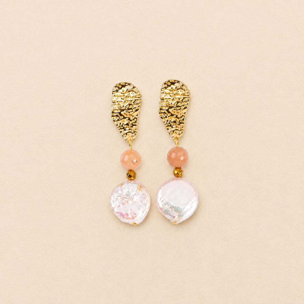 Boucles d'oreilles pierre de soleil & perles d'eau douce — martelées