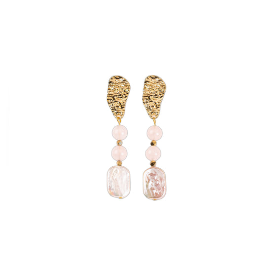 Boucles d’oreilles en quartz rose naturelle et perles d’eau douce – Attaches martelées