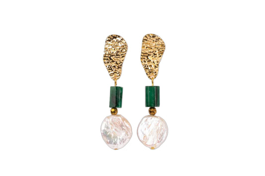 Boucles d’oreilles en émeraude naturelle et perles d’eau douce – Attaches martelées